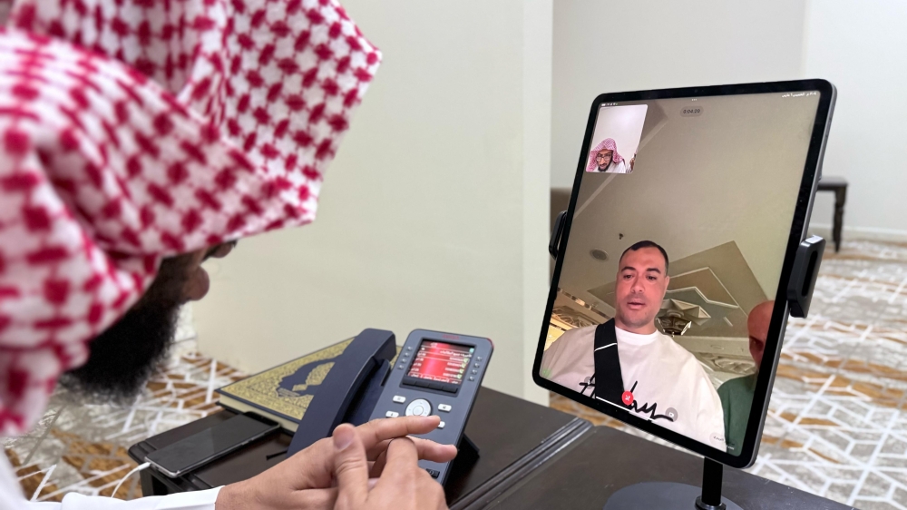 60 داعية ومترجم يستقبلون مكالمات المعتمرين في رمضان.. وتفعيل التواصل المرئي