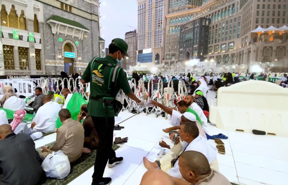 “شؤون الحرمين” تحذر: الافتراش بالمسجد الحرام يؤدي لـ 3 أزمات تنظيمية