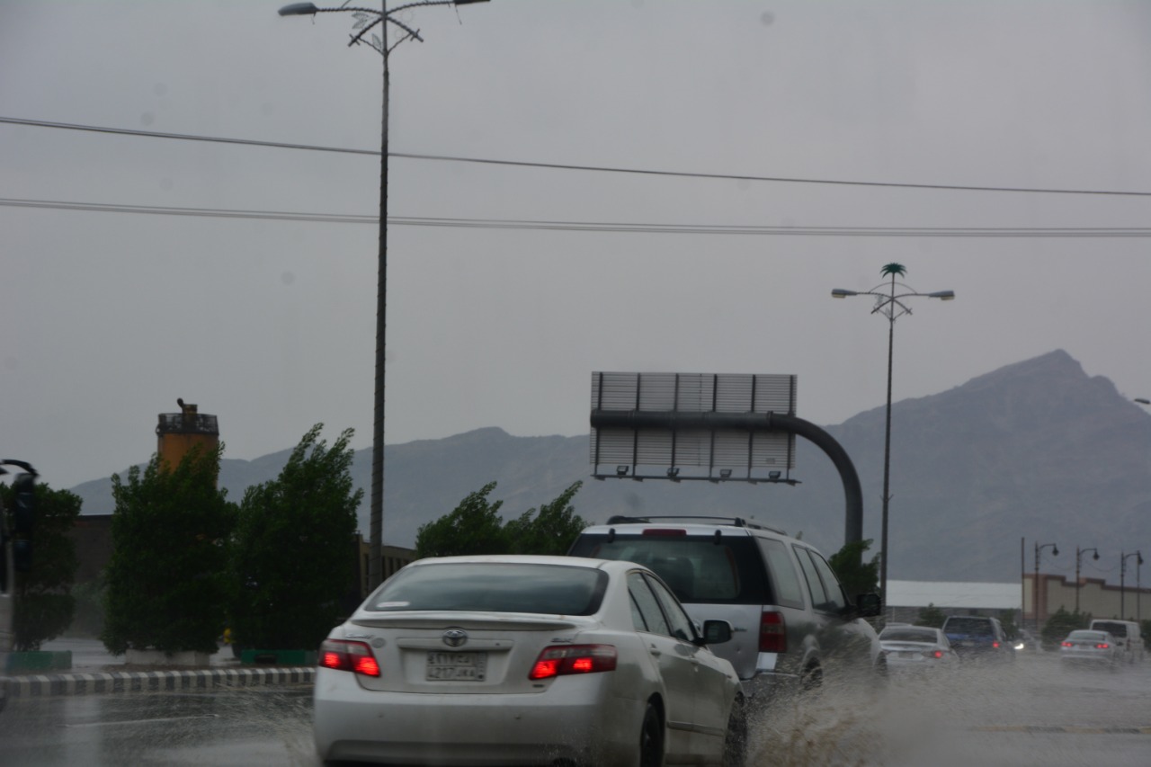أمطار رعدية غزيرة وسيول وبرد على 9 مناطق