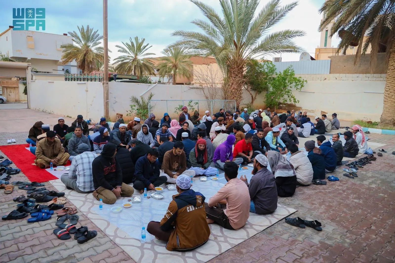 في طريف.. تفطير الصائمين عادة سنوية تتنافس عليها ا…
