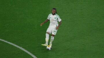 إصابة فرانك كيسيه في العضلة الضامة واقترابه من الغياب أمام الخليج