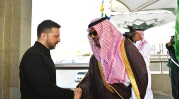 استقبله نائب أمير مكة.. وصول الرئيس الأوكراني إلى جدة