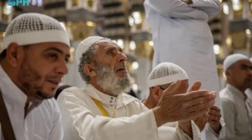 المصلون يؤدون أول صلاة جمعة في رمضان لهذا العام با…