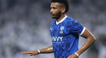 جماهير الهلال تدعم البليهي بلافتة مثيرة في مواجهة الفيحاء 