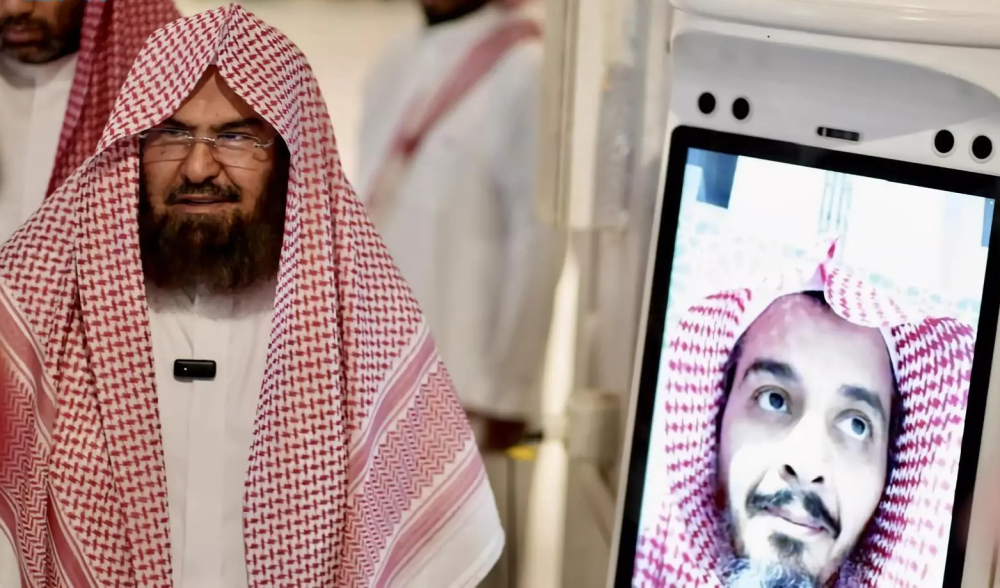 رئيس الشؤون الدينية يدشن “روبوت منارة” لإجابة السائلين في المسجد الحرام