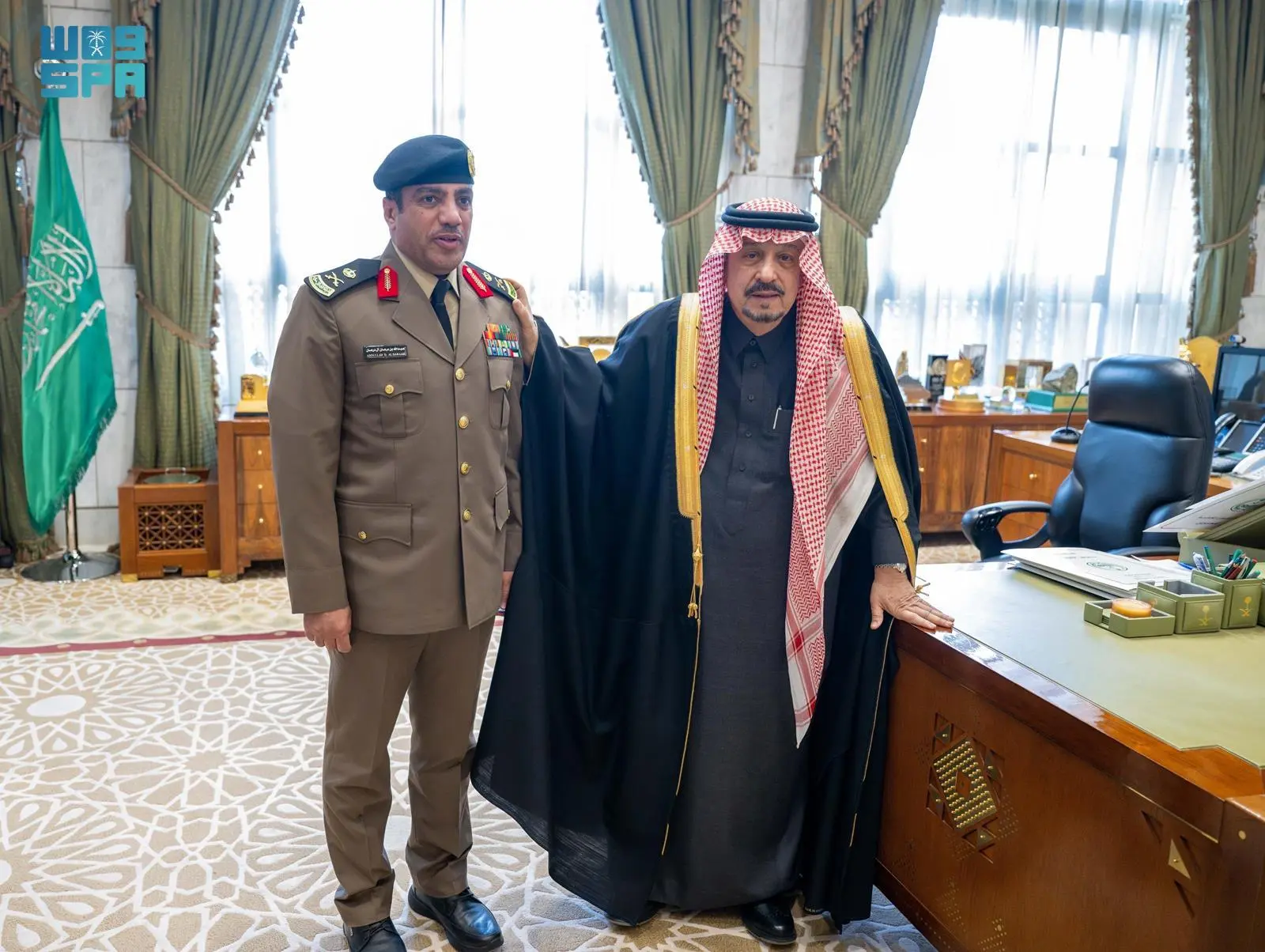 أمير الرياض يقلّد مساعد مدير مرور المنطقة رتبته ال…