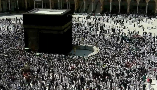 الطائفون يؤدون مناسكهم صباح 12 رمضان في يسر وطمأني…