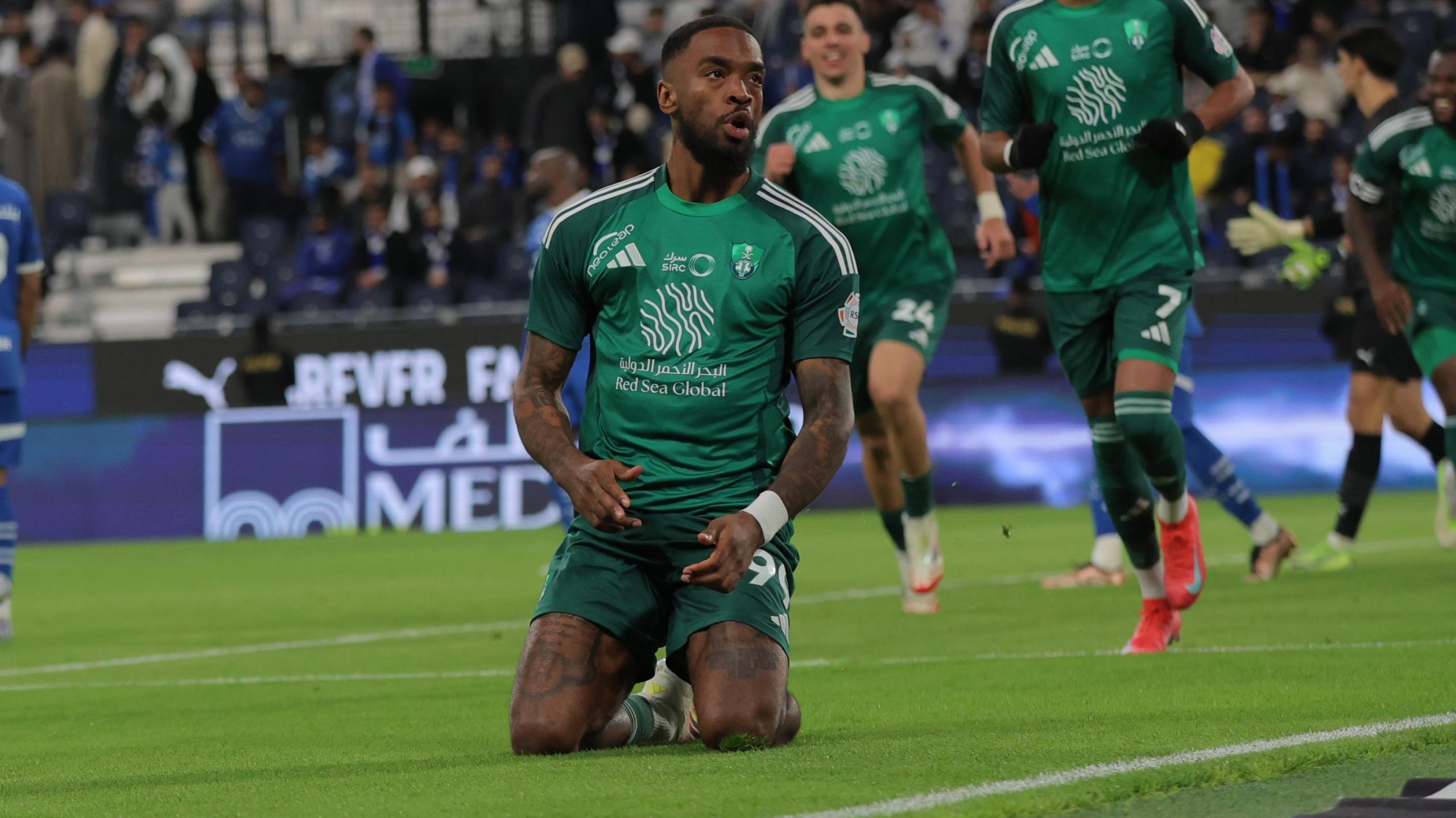 الأهلي يهزم الهلال بثلاثية .. فيديو وصور