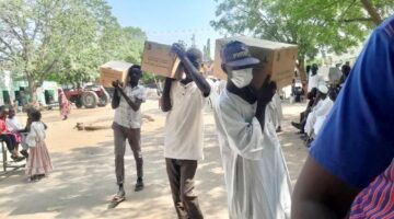 مركز الملك سلمان يوزع 20 طنًا من التمور في السودان