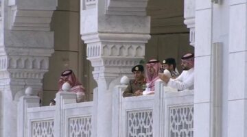 نائب أمير مكة يتناول الإفطار مع المصلين والمعتمرين…