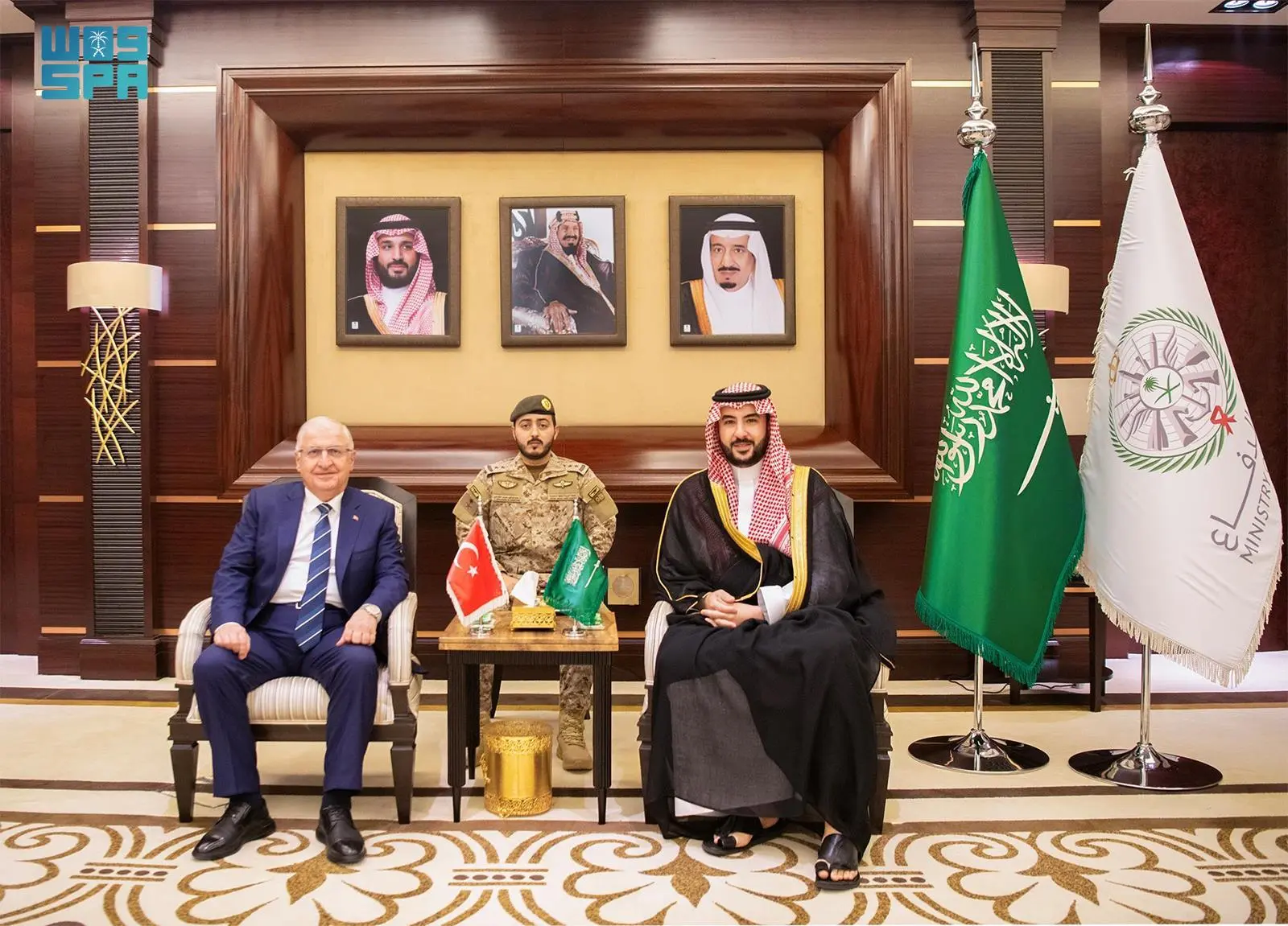 خالد بن سلمان يبحث التعاون ومستجدات الأحداث مع نظي…