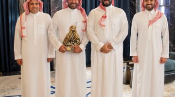ولي العهد يستقبل يزيد الراجحي بمناسبة تحقيقه لقب رالي داكار السعودية