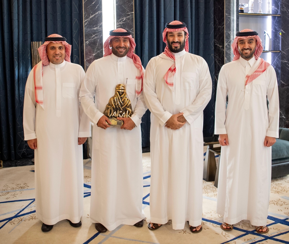ولي العهد يستقبل يزيد الراجحي بمناسبة تحقيقه لقب رالي داكار السعودية