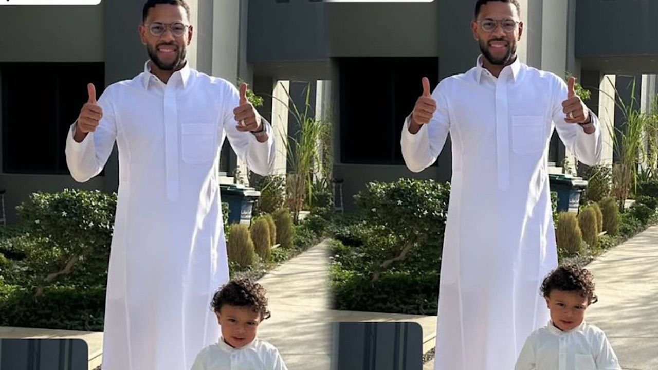 لودي وابنه يتجهان إلى أرينا مرتديين الزي السعودي التقليدي