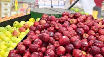 ضبط 30 طنًا من الفواكه والخضراوات وكميات من الملابس في جدة
