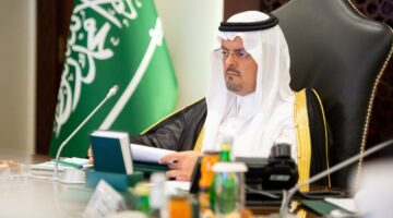 لجنة الحج تُقيّم استعدادات المشاعر المقدسة ومبادرات التبريد والتخضير