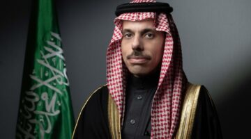 “وزير الخارجية يجري اتصالًا هاتفيًا مع نظيره الهولندي لبحث قضايا مشتركة”  

أو  

“الاتصال الهاتفي يجمعهما.. وزيرا خارجية [البلد] وهولندا يناقشان ملفات متنوعة”  

أو إذا كان المقصود هو وصف الحدث بعد حدوثه:  

“بحث وزير الخارجية ونظيره الهولندي قضايا ثنائية في اتصال هاتفي”  

يمكن اختيار الصيغة الأنسب حسب سياق المقال وطبيعة التغطية (خبر عاجل، متابعة تفصيلية، إلخ).