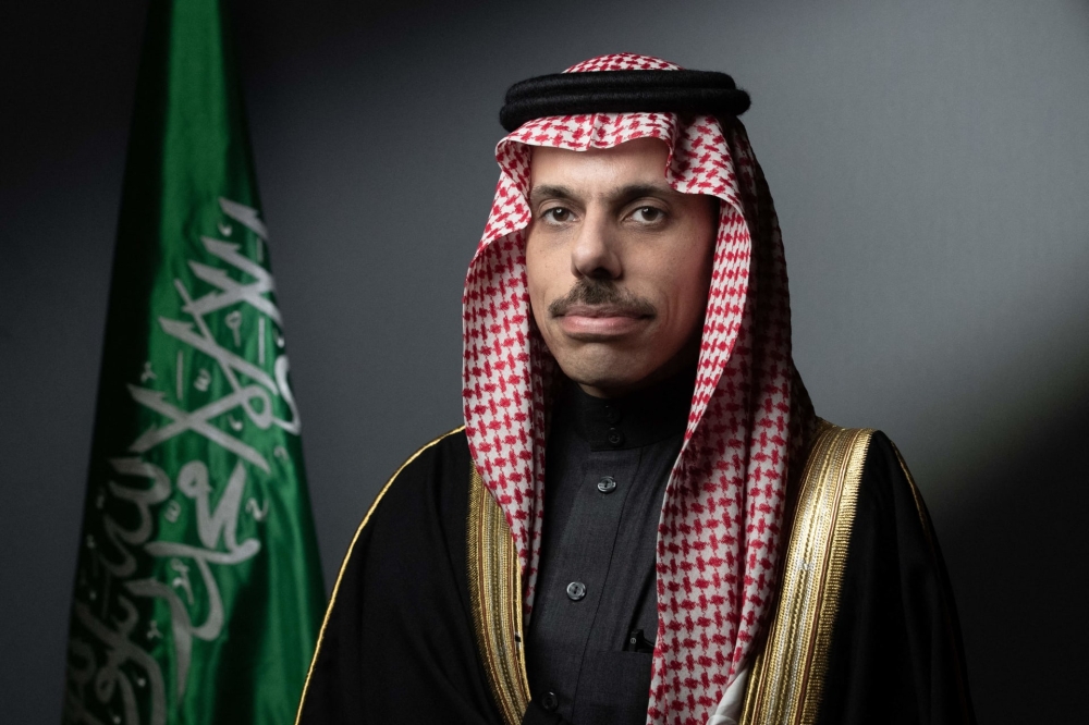 “وزير الخارجية يجري اتصالًا هاتفيًا مع نظيره الهولندي لبحث قضايا مشتركة”  

أو  

“الاتصال الهاتفي يجمعهما.. وزيرا خارجية [البلد] وهولندا يناقشان ملفات متنوعة”  

أو إذا كان المقصود هو وصف الحدث بعد حدوثه:  

“بحث وزير الخارجية ونظيره الهولندي قضايا ثنائية في اتصال هاتفي”  

يمكن اختيار الصيغة الأنسب حسب سياق المقال وطبيعة التغطية (خبر عاجل، متابعة تفصيلية، إلخ).