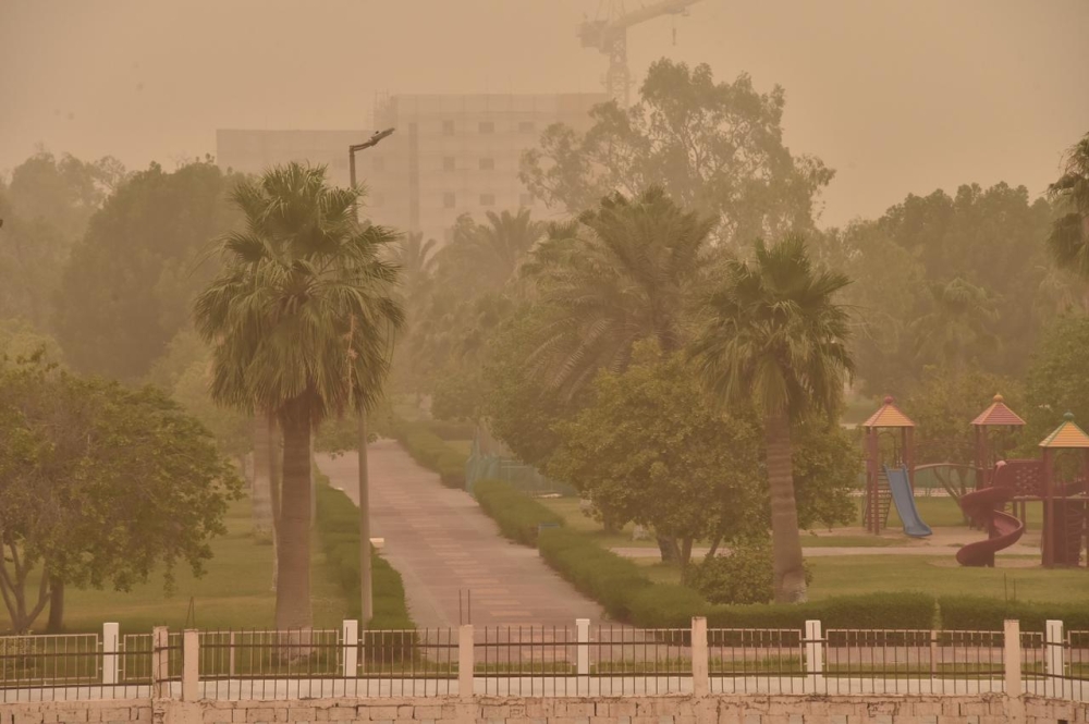 عوالق ترابية تلف أجزاء من الرياض مع طقس الصباح الباكر.