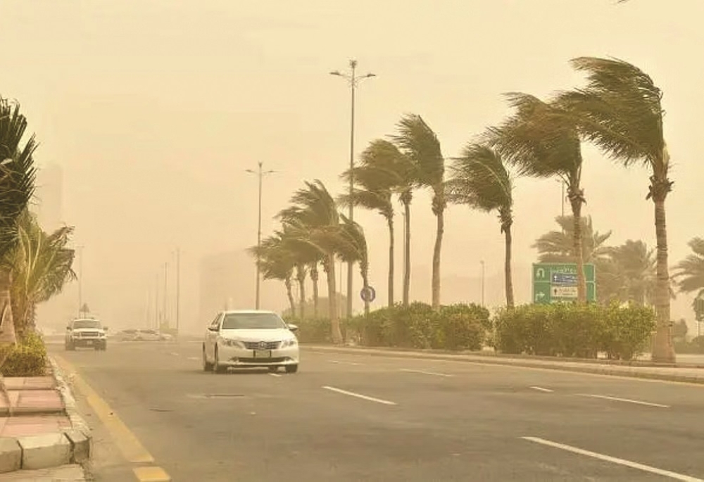 هبوب الرياح يخفف حرارة المملكة ويصحبه موجات من الغبار