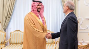 وزير الدفاع يعزز العلاقات مع إيران بتوجيه من القيادة العليا