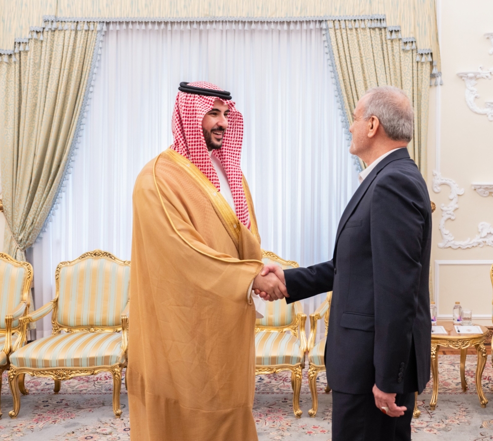 وزير الدفاع يعزز العلاقات مع إيران بتوجيه من القيادة العليا