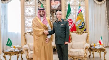 وزير الدفاع يناقش التطورات الإقليمية مع رئيس هيئة الأركان الإيرانية