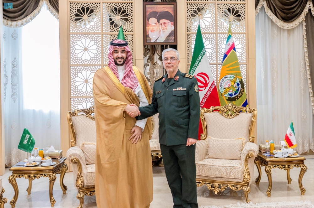 وزير الدفاع يناقش التطورات الإقليمية مع رئيس هيئة الأركان الإيرانية