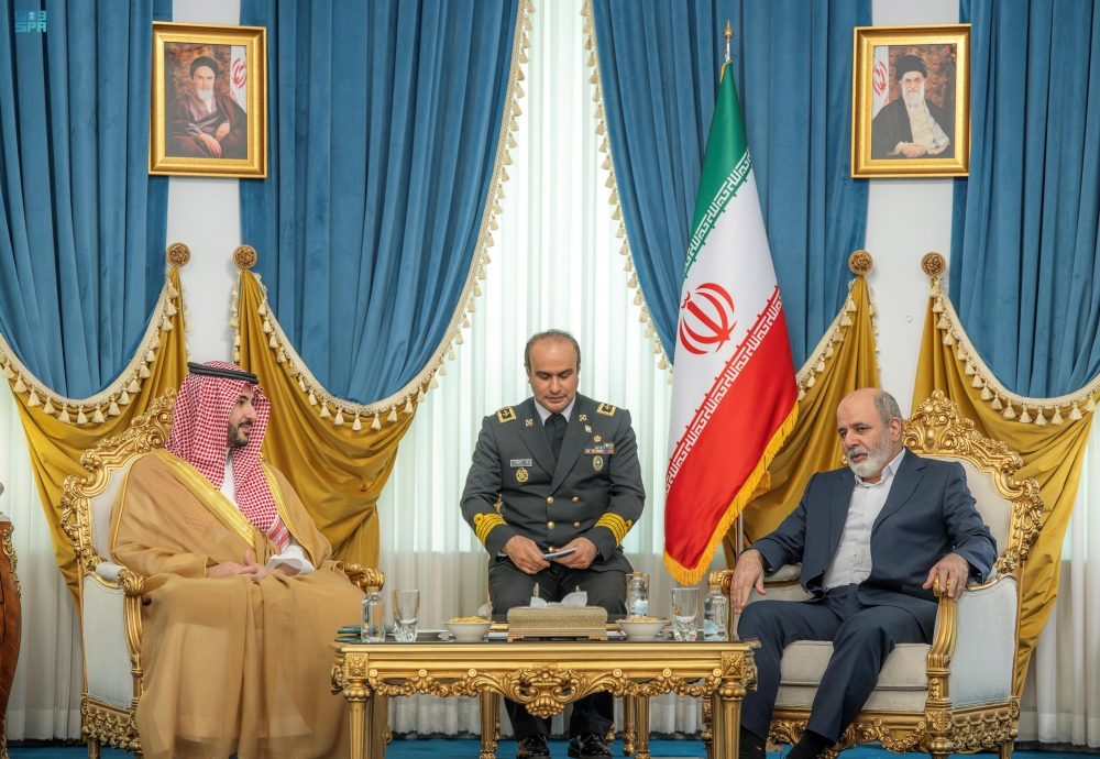 لقاء وزير الدفاع مع أمين مجلس الأمن القومي الإيراني لمناقشة التطورات السياسية والأمنية الراهنة