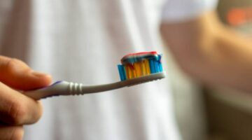 <p><strong>"فرشاة الأسنان: الحارس الأمين لصحة فمك.. خبير يكشف الأسرار لـ ‘اليوم’"</strong>  </p>
<p>أو  </p>
<p><strong>"كيف تحمي فرشاة الأسنان فمك من الأمراض؟.. مختص يجيب في حديث لـ ‘اليوم’"</strong>  </p>
<p>أو  </p>
<p><strong>"بين الأسنان وصحتك خط دفاع واحد.. لماذا تعد الفرشاة البطل الأساسي؟"</strong>  </p>
<p>يمكنك اختيار ما يناسب سياق المقال مع الحفاظ على الجاذبية والإيجاز.</p>