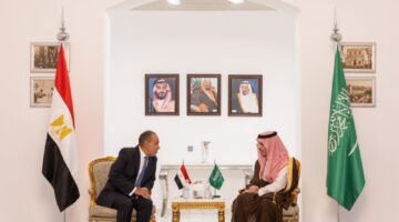 وزير الخارجية يلتقي نظيره المصري لمناقشة التطورات الإقليمية والدولية