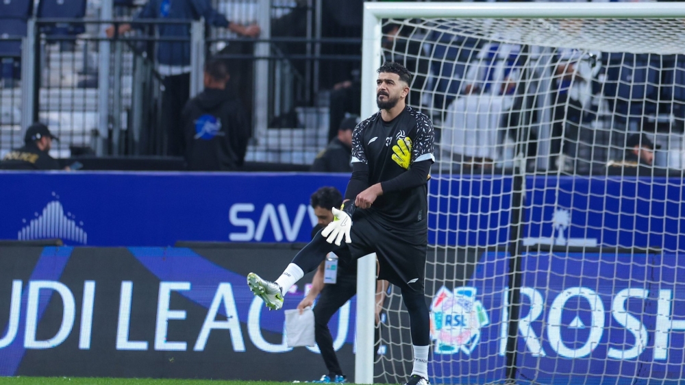 في ديربي الهلال والشباب.. معتز المعيوف يحرس عرين الفريق بحرفية لافتة