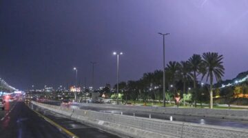 استمرار هطول الأمطار الرعدية يؤدي إلى جريان خطير للسيول