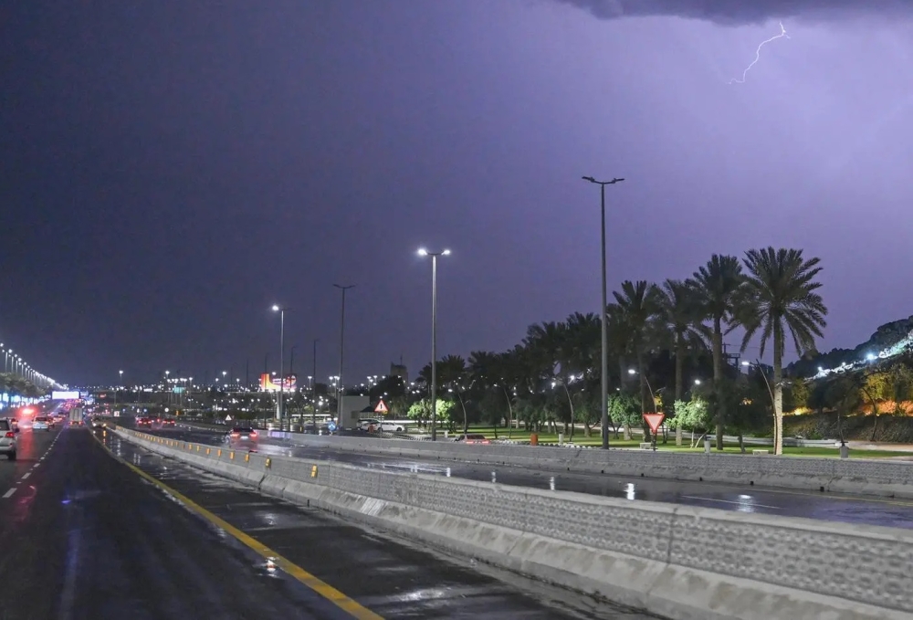 استمرار هطول الأمطار الرعدية يؤدي إلى جريان خطير للسيول