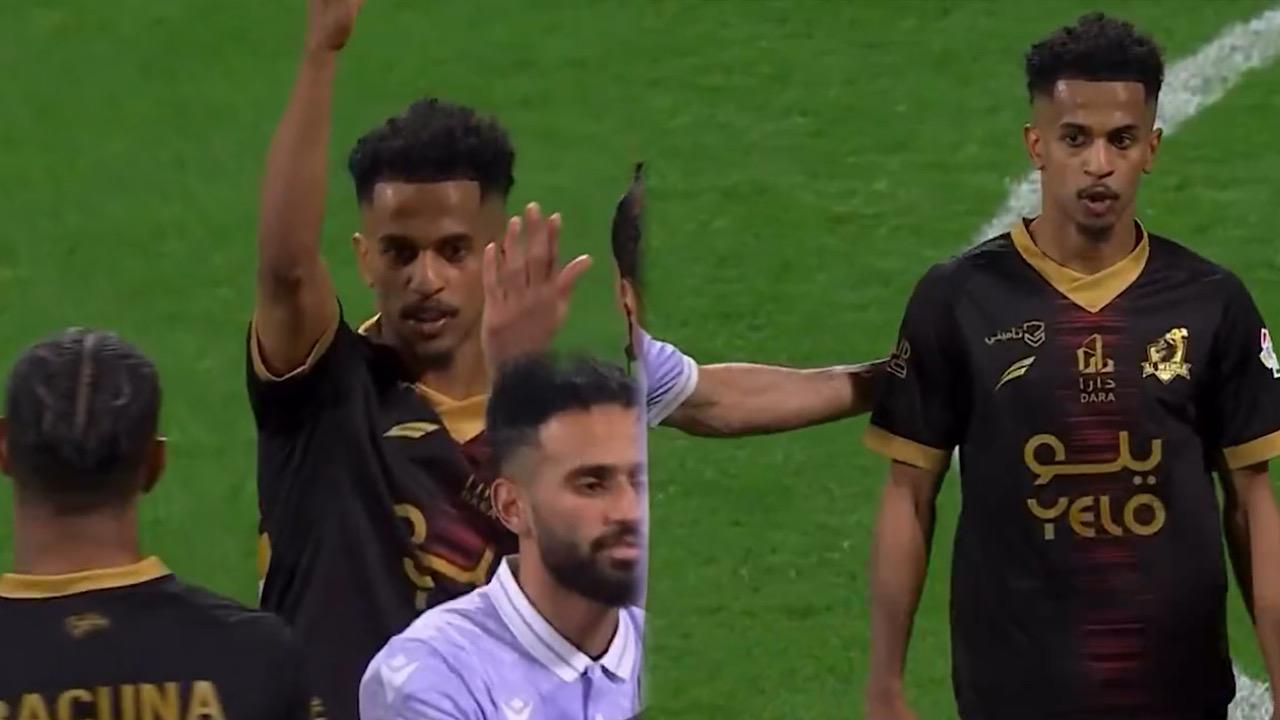لاعب الوحدة يتحدى قرار التبديل ويصر على البقاء في الملعب.. مشهدٌ يوثّق الحدث!