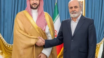 خالد بن سلمان يعقد لقاءً مع أمين المجلس الأعلى للأمن القومي لبحث التطورات الأمنية.