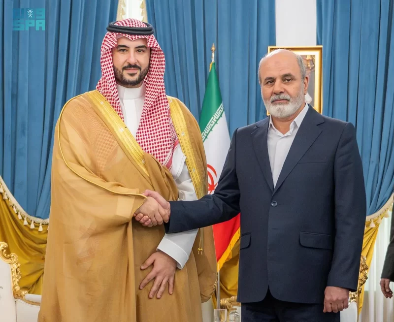 خالد بن سلمان يعقد لقاءً مع أمين المجلس الأعلى للأمن القومي لبحث التطورات الأمنية.