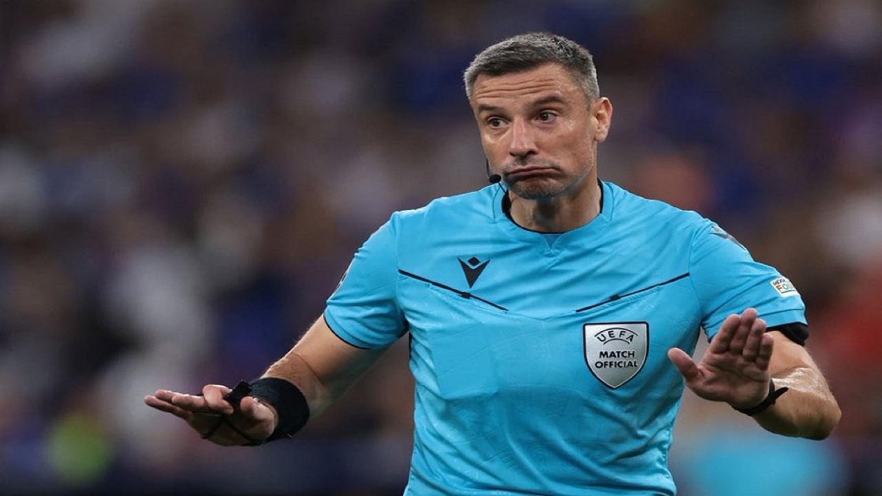 حكمان أوروبي يقود مباراة حاسمة بين الهلال والشباب