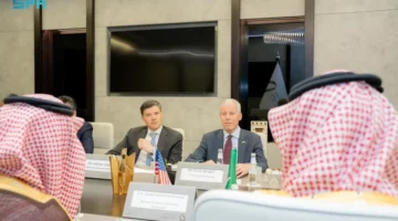بندر الخريف يلتقي وزير الطاقة الأمريكي لتعزيز التعاون في قطاع الطاقة.