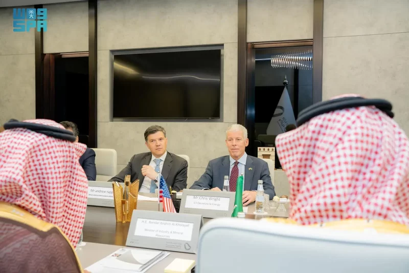بندر الخريف يلتقي وزير الطاقة الأمريكي لتعزيز التعاون في قطاع الطاقة.
