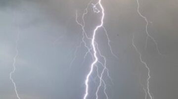 جازان تشهد أمطارًا غزيرة ورياحًا عاتية وصواعق حتى يوم الثامن