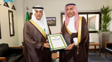 تسليم الفوزان والشايع وسامًا تنفيذًا للأمر الملكي