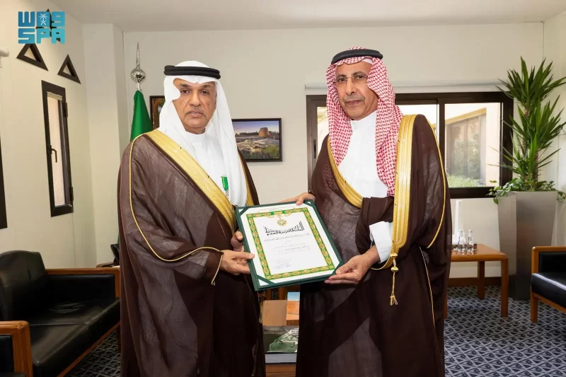 تسليم الفوزان والشايع وسامًا تنفيذًا للأمر الملكي