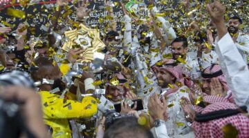 الأمير خالد بن محمد يتسلم كأس الذهب بمناسبة تتويج فعاليات الدرعية
