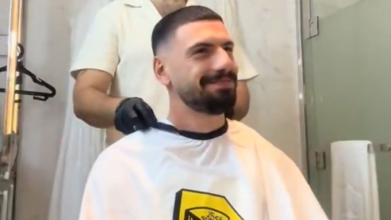 <p><strong>فيديو يوثق لحظة تفاعل ديميرال مع غطاء يحمل شعار الاتحاد</strong></p>