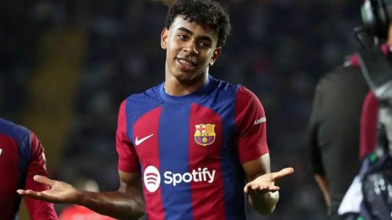 فيديو مُسرب لوالد يامال بقميص ريال مدريد يُثير غضب جماهير برشلونة