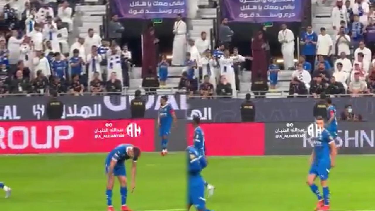 سالم الدوسري يخلد لحظة تاريخية بتسجيله هدفًا أولًا بمشاركة ابنه