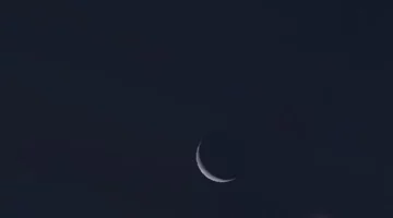 هلال القمر وزحل: اقتران سماوي يفوق جمال الوجه المبتسم
