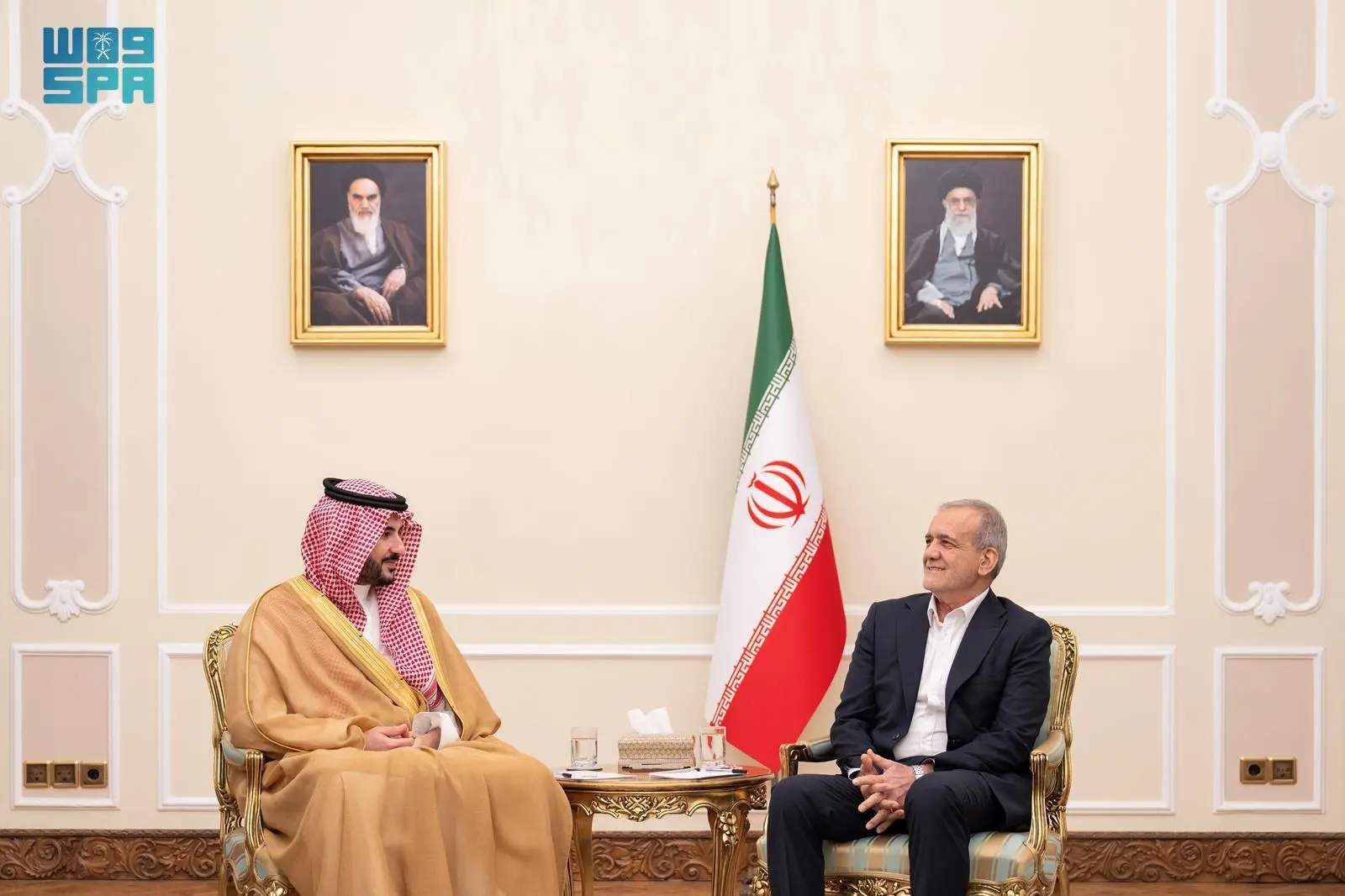 خالد بن سلمان يناقش التطورات الإقليمية ويعزز العلاقات الثنائية