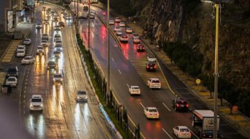أمطار غزيرة ورياح عاتية تضرب منطقة الباحة حتى ساعات المساء